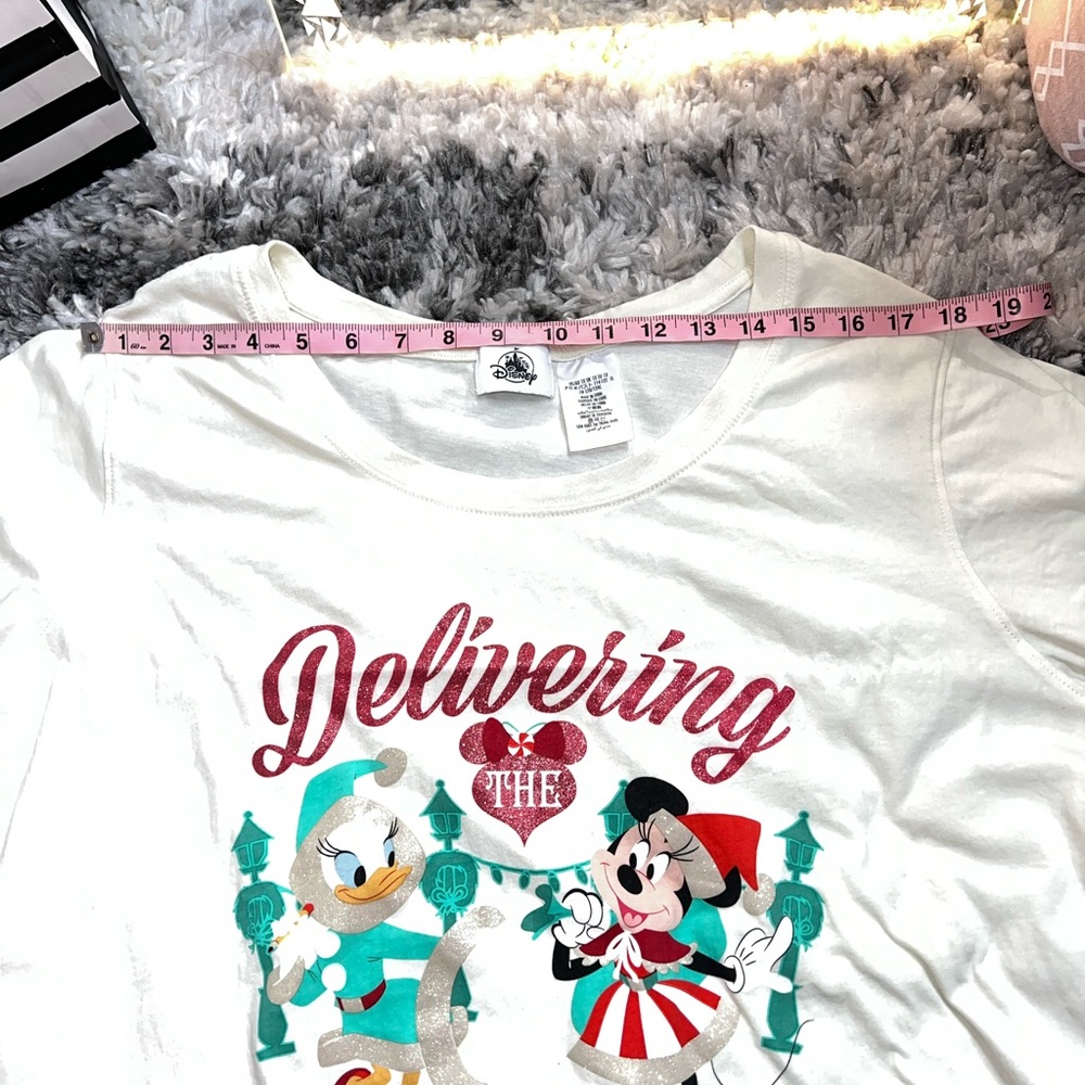 Disney Delivering the Magic Daisy Duck and Minnie Mouse Short Sleeve T-Shirt - Picture 3 of 8
